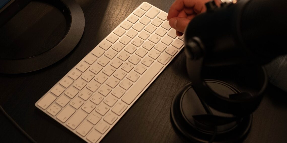 what does ctrl alt delete do?