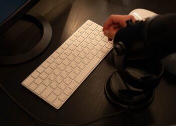 what does ctrl alt delete do?