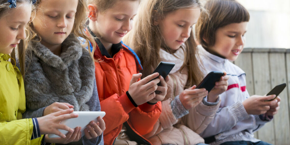 Dos and Don’ts of Monitoring Your Children’s Phone Activity