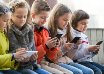 Dos and Don’ts of Monitoring Your Children’s Phone Activity