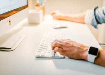 How to Make Money From Blogging in 2023: 4 Things to Try